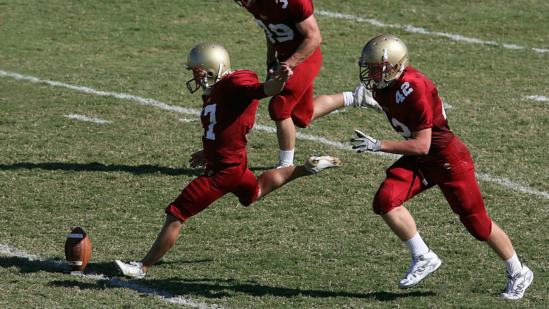 “马科斯·莫奇的灵活防守与精准传球,助力阿根廷美洲狮队更具攻击性”