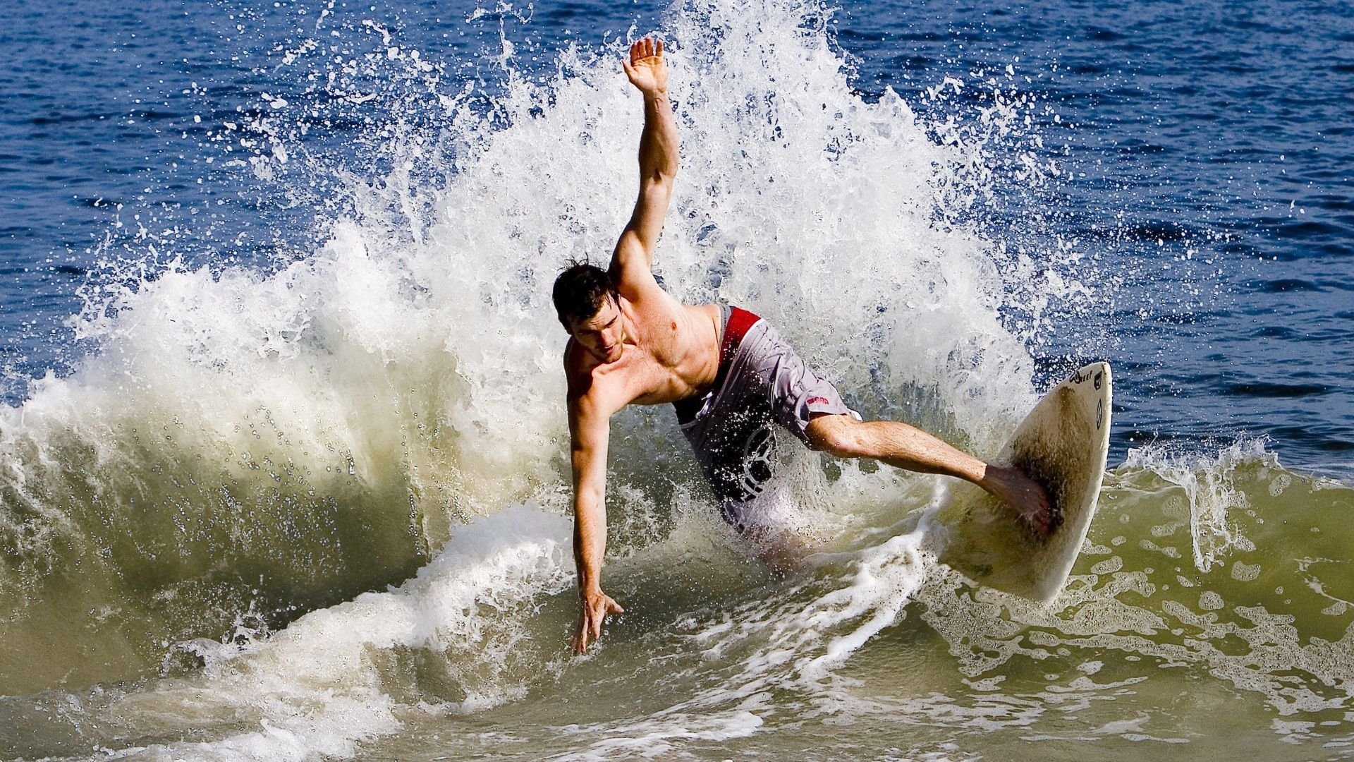 “马科斯·莫奇的灵活防守与精准突破,为阿根廷美洲狮队铺平胜利之路”
